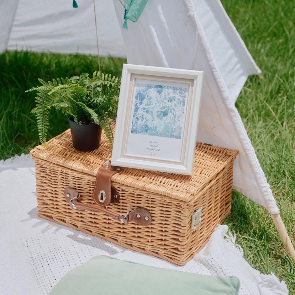 「夏季預告」
夏日是擁有整片藍天的季節,
有一朵一朵白雲和你藍色的衣裳,
海的樣…