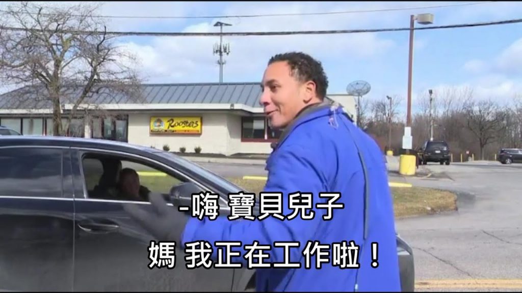 記者現場直播的嗨的時候,遇上自己的老媽興奮亂入“寶貝兒子”(中文字幕)