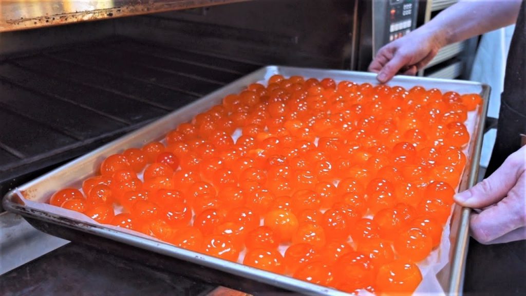 Salted Duck Egg Yolk Pastry Making / 古早味蛋黃酥, 1979年創立 – Taiwanese Food