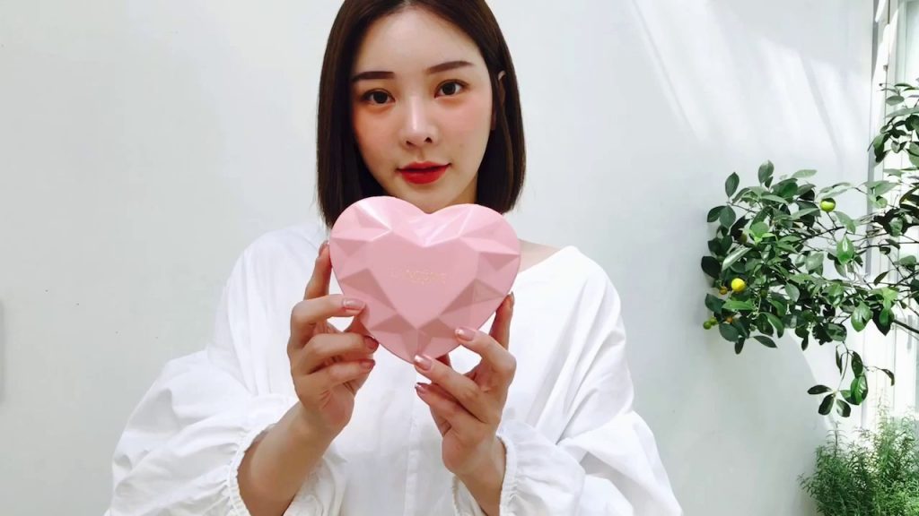 LANCOME 蘭蔻2020情人節,把人間最美奶茶色#274、黃皮救星#196換上天鵝絨包裝,還有超精緻愛心禮盒