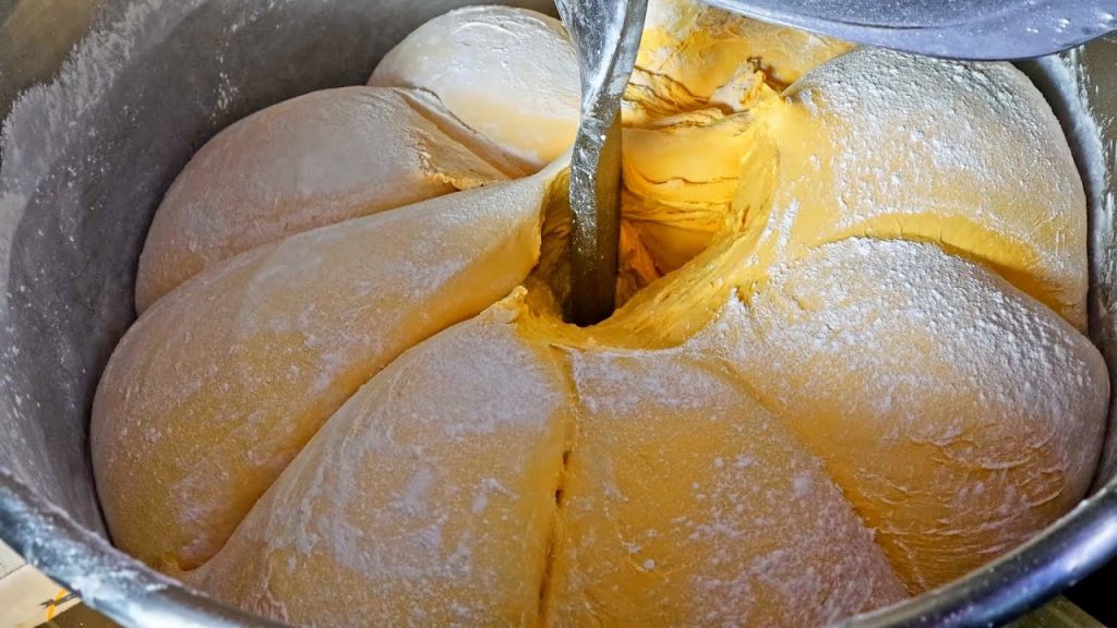 Giant Melonpan (Melon Bread) Making Skills / 巨大菠蘿麵包製作技能 – Taiwanese Street Food