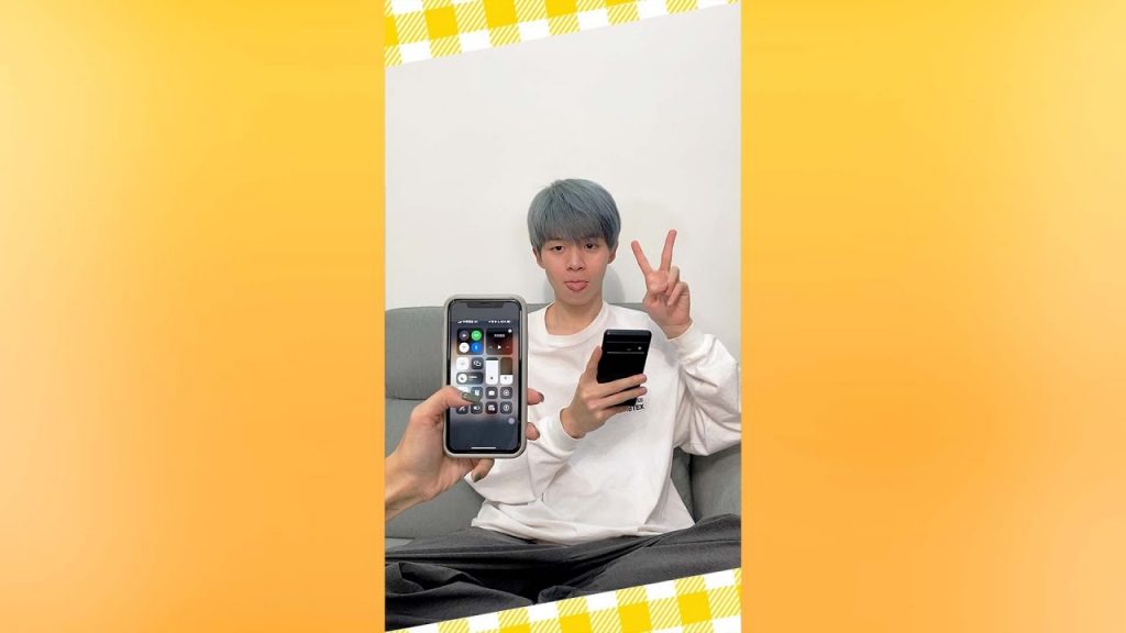 假裝幫瑋瑋拍照,結果拍出來的照片讓瑋瑋超傻眼…? Pretending to take a picture.【黃氏兄弟】#shorts #shortsTW