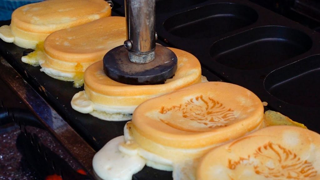 Taiwan Street Food – Korean Kimchi Egg Bread & Cheese Egg Bread / 韓式雞蛋燒製作