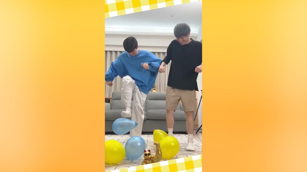 跟哥哥比賽踩氣球,結果兩個人玩到抱在一起? Funny balloon popping game【黃氏兄弟】#shorts #shortsTW