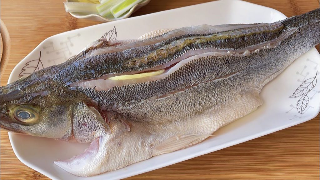 【小穎美食】蒸鱸魚時,不要加鹽和料酒,教你正確做法,魚肉鮮嫩無腥味超好吃