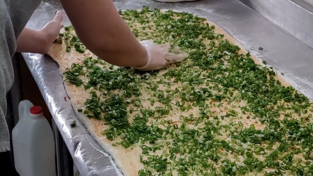 辣椒蔥花大餅,黑芝麻包/ Giant Chili Scallion Pancake,Black Sesame Bun-台灣街頭美食-台中美食
