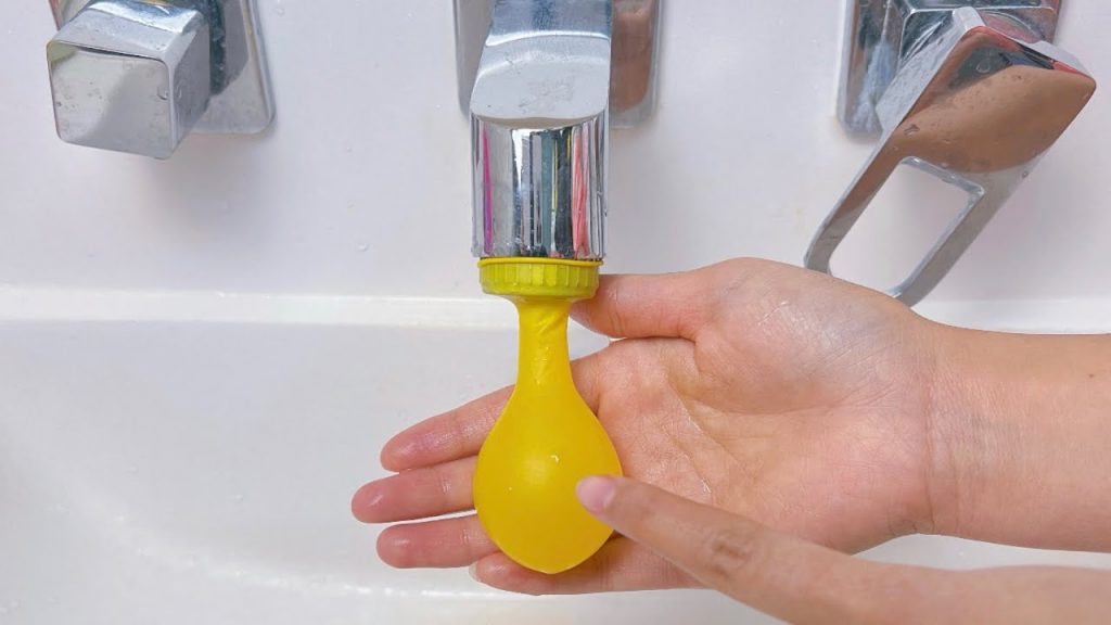 把氣球套在水龍頭上,沒想到作用這麼棒,家家戶戶都需要,鄰居見了紛紛學,The balloon is set on the faucet, Life Hacks