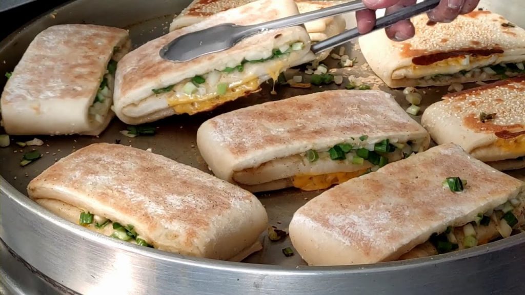 現做蔥花大餅,起司蔥花大餅/ Giant Scallion Pancake-台灣街頭美食-台中美食