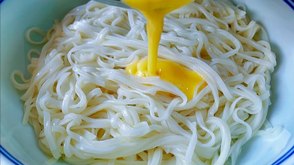 【小穎美食】麵條這樣做太香了,淋入2個雞蛋,出鍋外酥里嫩,營養又解饞