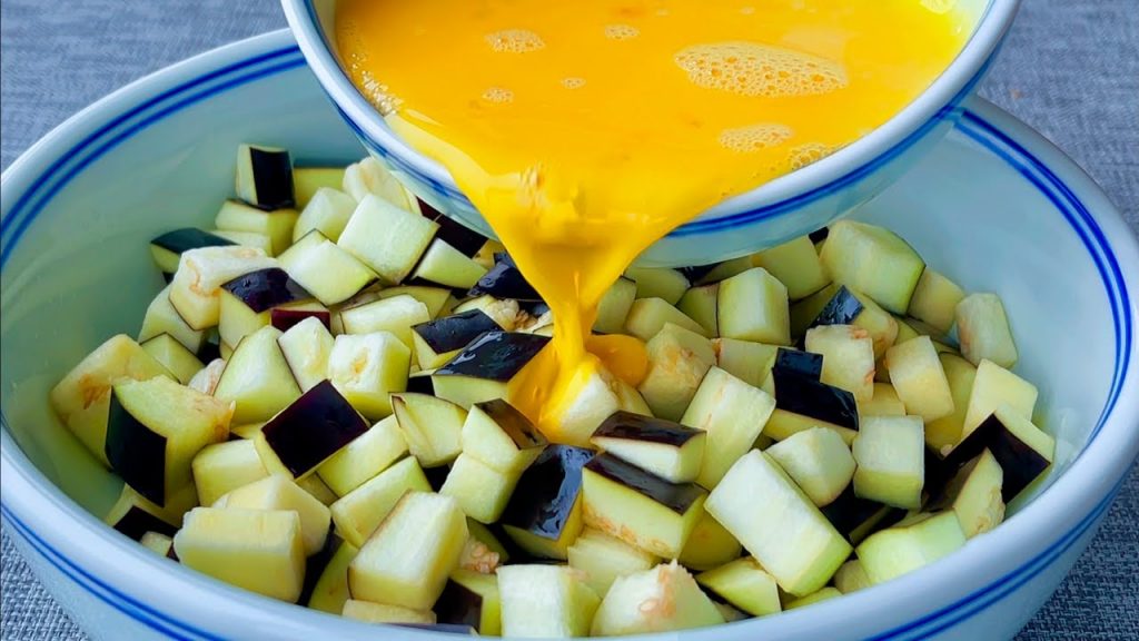 【小穎美食】茄子切成丁淋上雞蛋液,真的太好吃了,我家一周吃5次,太香了