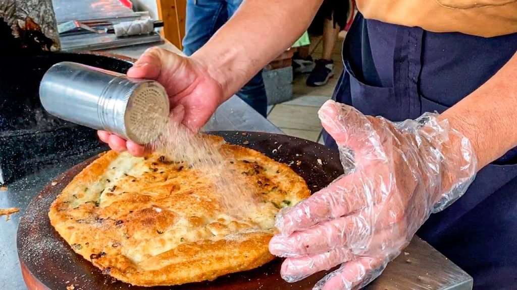 Taiwan Street Food – Mazu Scallion Pancake – Taiwanese Crispy Scallion Pizza / 鹽埕區馬祖蔥油餅
