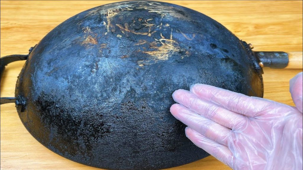 家裡鐵鍋用久了,全是黑油垢,教你最簡單快速的清洗方法,輕鬆去除油垢 , Black grease iron pot, teach you how to remove grease easily