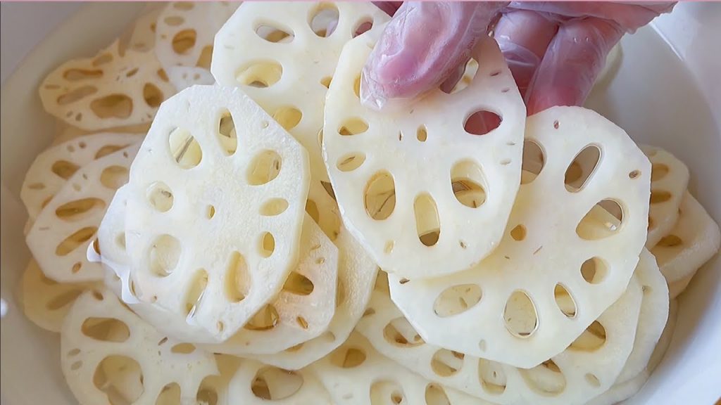 【小穎美食】蓮藕直接用清水洗就錯了,等於吃淤泥,教你一招,蟲卵泥土全跑光