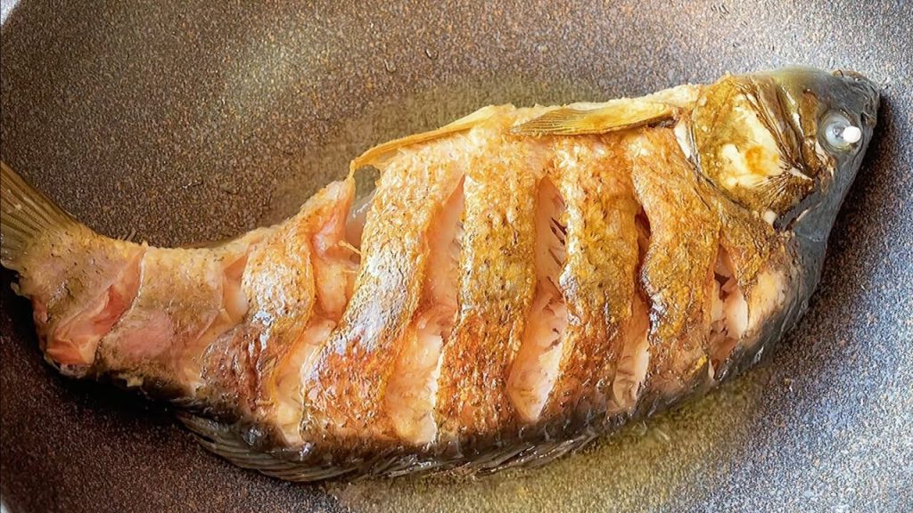 【小穎美食】煎魚時,先不要著急下鍋,大廚教你一招,煎出的魚不粘鍋不破皮