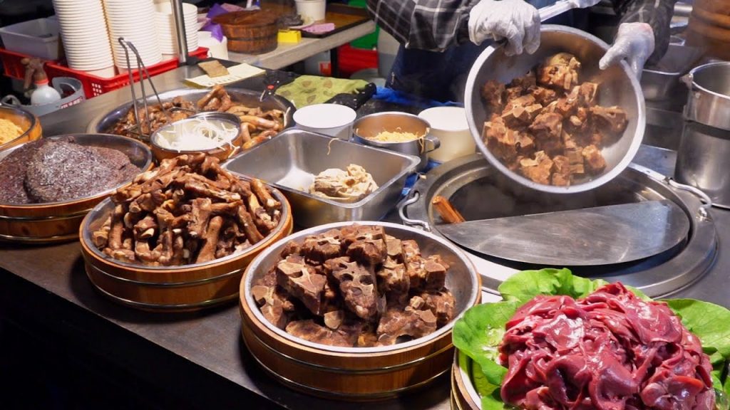 Pork Herbal Soup(Pig Heart,Liver,Chitterlings,Kidney,Ribs,Rice Blood Cake),Pepper cakes/豬雜藥膳湯,胡椒餅