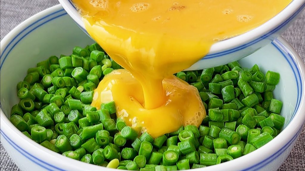 【小穎美食】豆角切成小丁,淋入3個雞蛋,和紅燒肉一樣香,每次米飯都不夠吃