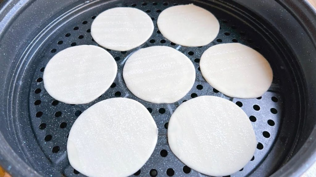 把餃子皮放鍋中蒸一蒸,出鍋就成一道有名的小吃,老少皆宜,太好吃了,Steam dumpling skins in a pot Chinese Recipe