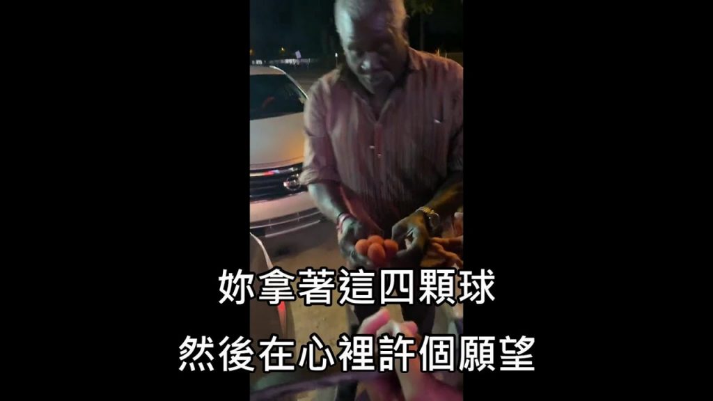 魔術師叫女人在心里許願默許,然後當場揭曉女子許的超醜願望