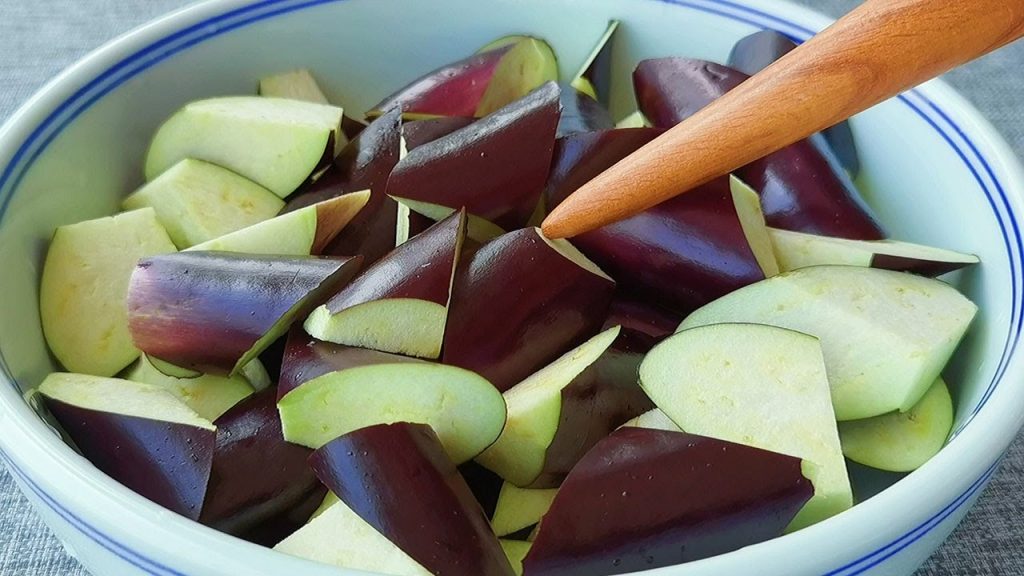 【小穎美食】炒茄子,切記別直接下鍋炒,教你一招,茄子不吸油不發黑,太香了