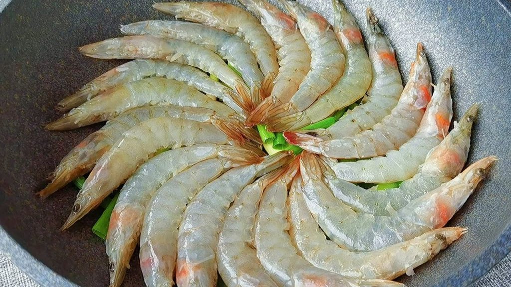 【小穎美食】做大蝦時,不要直接用水煮,教你正確做法,蝦肉鮮嫩入味超好吃