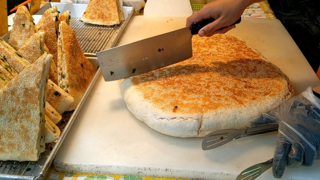 手工現做蔥花大餅/ Giant Scallion Pancake-台灣街頭美食