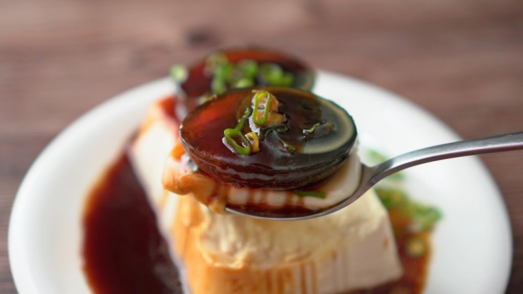 【1mintips】皮蛋豆腐要好吃,竟然有撇步!出乎意料,連不愛吃的人都說讚!