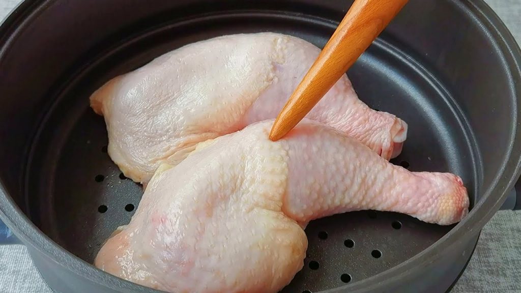 【小穎美食】把雞腿放鍋裡蒸一蒸,瞬間變美食,第一次見這種做法,營養又解饞