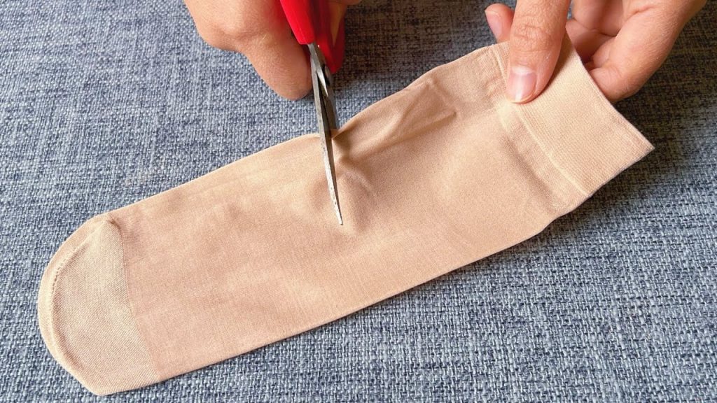 穿舊的絲襪別再扔掉了,把它放在衛生間里,還有這麼厲害的作用,鄰居見了紛紛學 ,life hacks with old stockings you’d better learn by heart