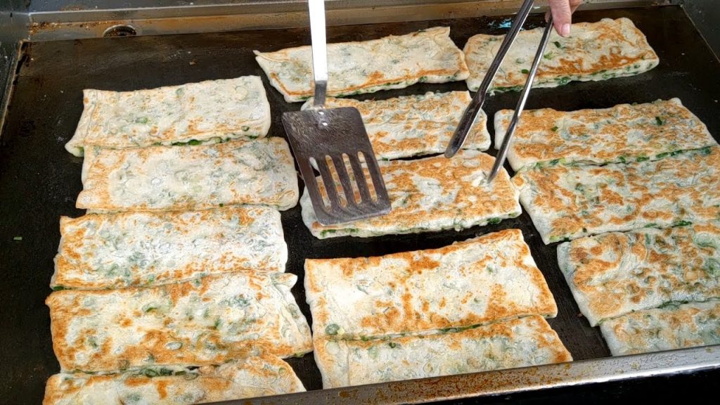 長蔥油餅/Green onion pancakes – 傳統中式早餐-台中美食-台灣街頭美食