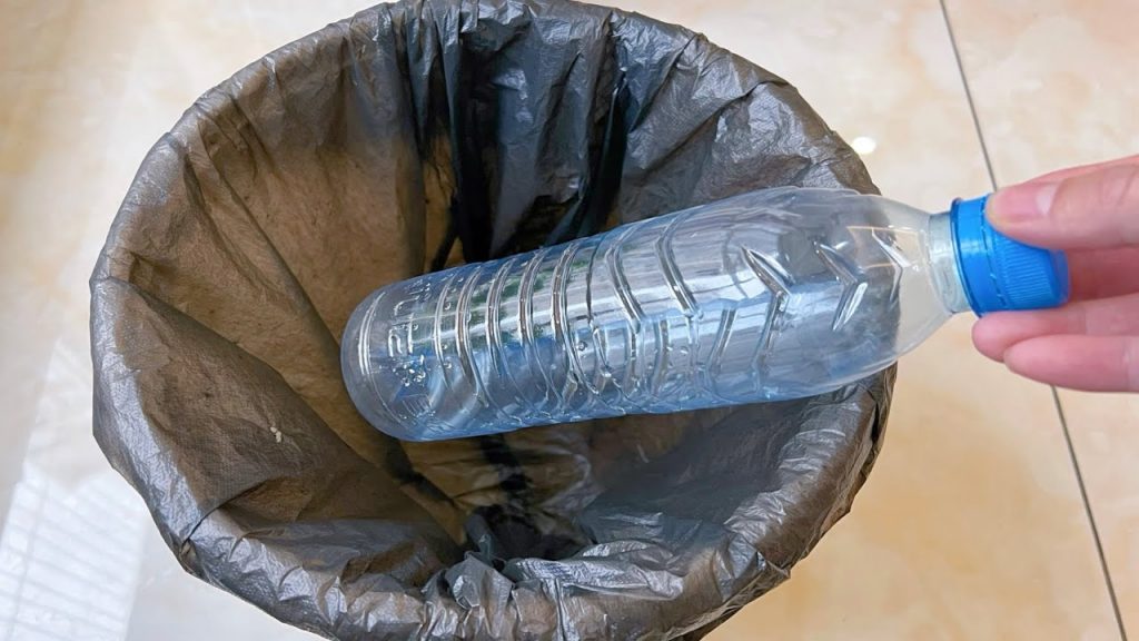 今天才知道,在垃圾桶上放一個塑料瓶,還有這麼厲害的作用,記得回家試試, Put a plastic bottle on the trash can,sharp, Life Hacks