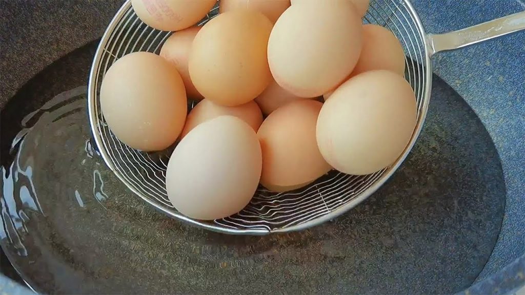 【小穎美食】雞蛋扔進滾燙的油鍋中,瞬間變美食,連吃5天都不膩,營養解饞