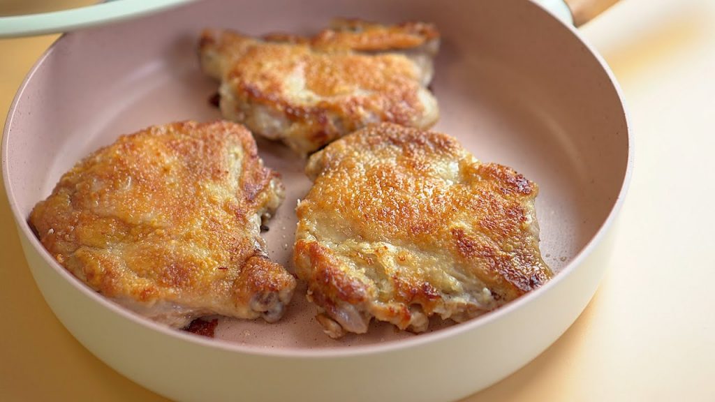 【1mintips】在家做出專業級鐵板雞腿,平底鍋這樣用,你就是鐵板燒大廚!