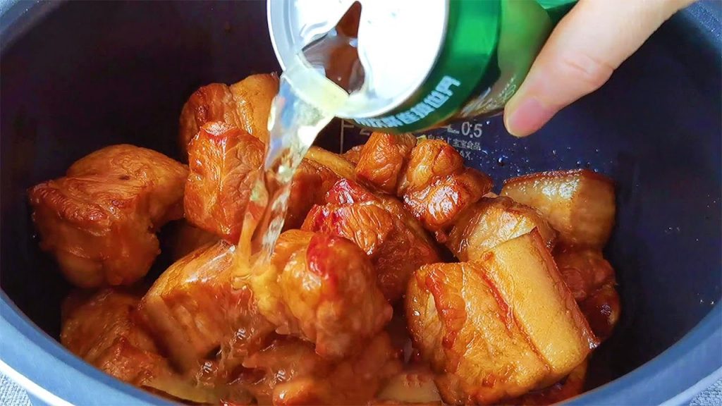 【小穎美食】做紅燒肉,最忌焯水和用水燉了,教你一招,肥而不膩,太香了