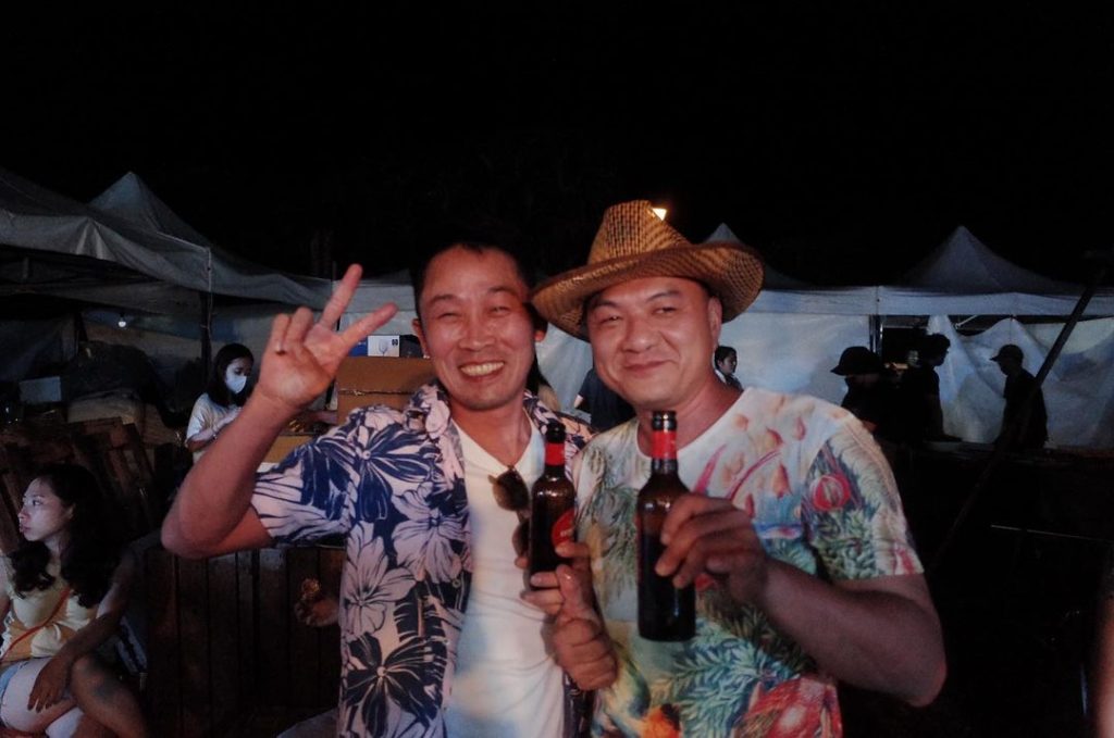 吹著海風~踏浪
那天夜晚與你們一起度過的浪漫夜晚
「我和你在月光下度過,
今天過…