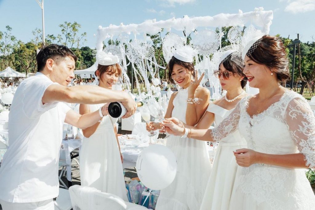 無時無刻都充滿相見時的快樂氛圍,舉起手上的酒杯,在豔陽下做最自信的自己。
#國…