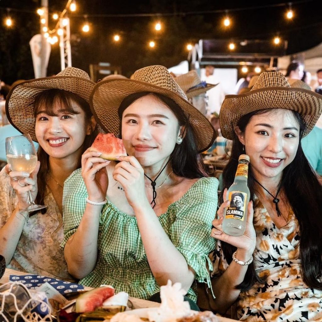 首次登出城市,在面向海的草地上,和沙灘共享陽光,
那天認識的新朋友和老朋友一樣熱…