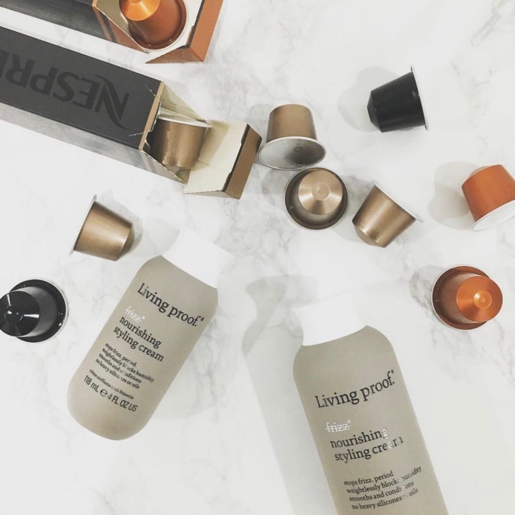 早安~ 曼達來跟青色髮廊的朋友們來介紹這次大家愛用的髮品排行榜系列。
–
首先第…