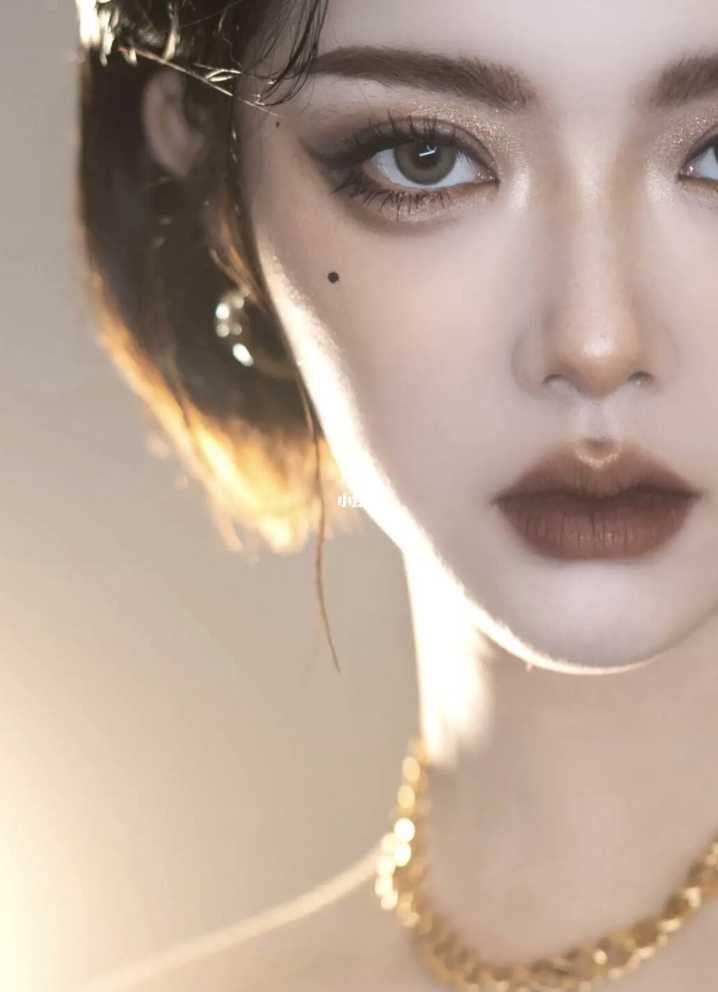 冷艷金棕系美杜莎妝容|走進野性慾望的漩渦