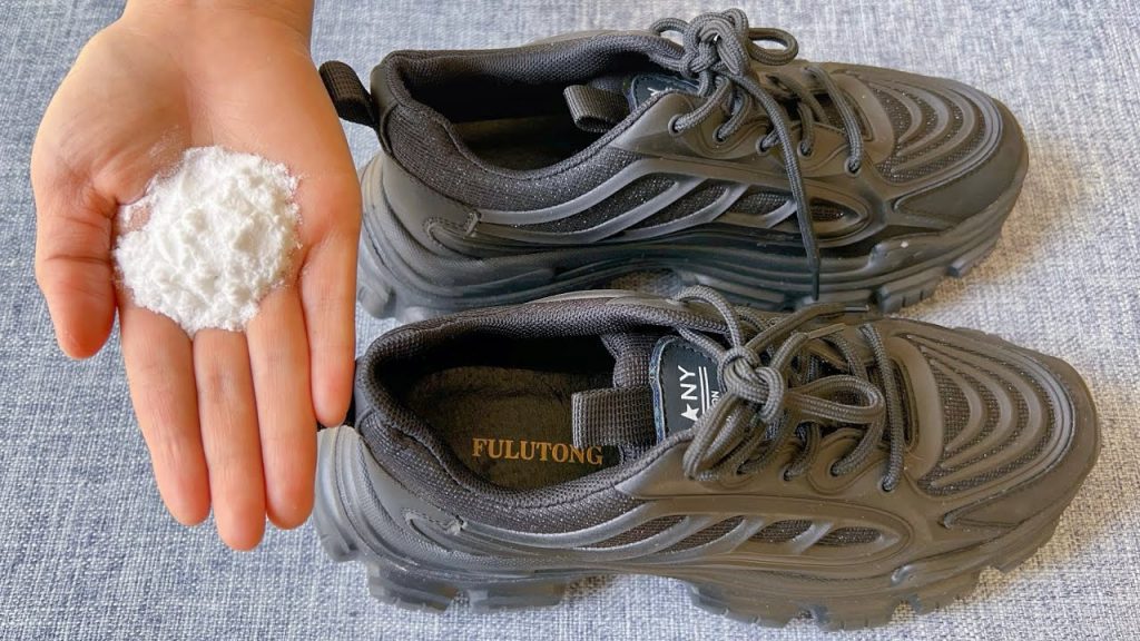 不管多臭的鞋子,只要在鞋內撒一把它,臭味汗味立馬全部消失,快試試, Smart and Easy shoe smelly Life Hacks , 鞋子气味
