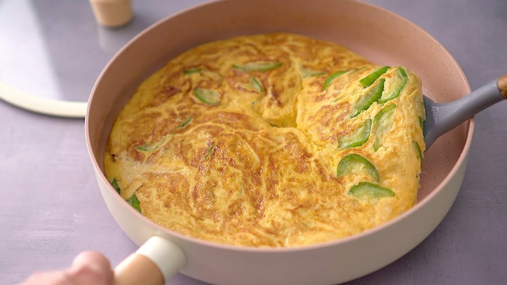 【1mintips】絲瓜烘蛋,這樣做不軟爛! !不輸蔥蛋的好滋味!