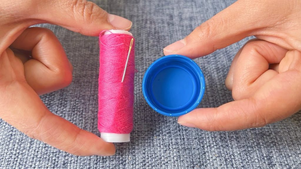 才知道穿針這麼簡單,只需一個瓶蓋,又快又准,老奶奶也能輕鬆穿進去 EASIEST WAY TO THREAD A NEEDLE – Needle Threading Life Hack