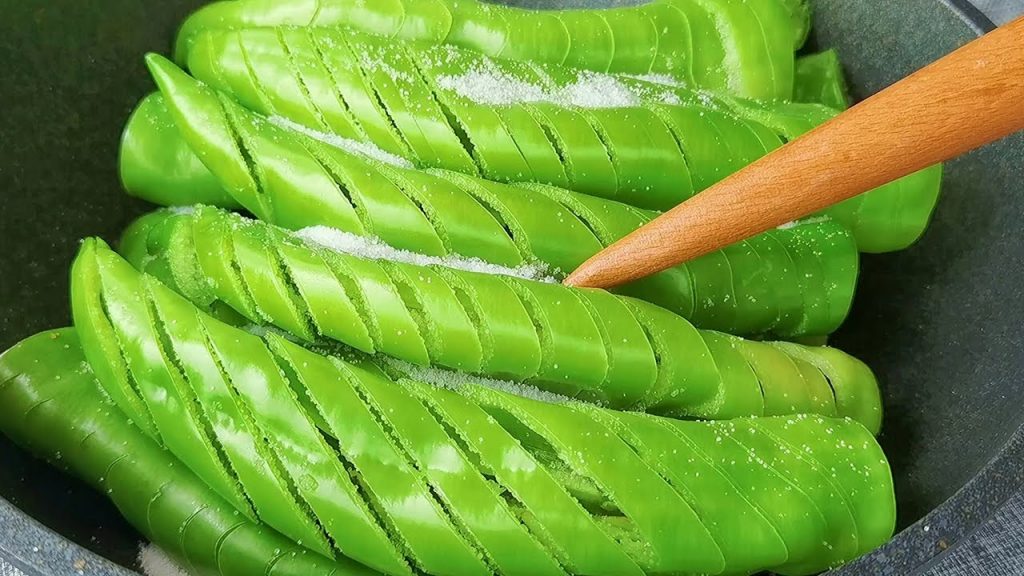 【小穎美食】青椒這樣做太好吃了,一次秘製3斤,連吃五天都不膩,開胃又下飯