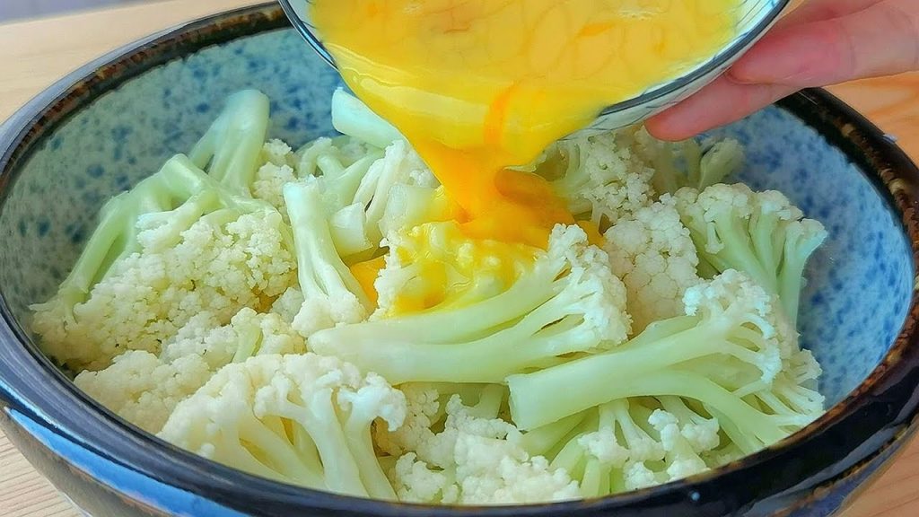 【小穎美食】早餐不吃油條了,花菜裡淋3個雞蛋簡單一做,5分鐘出鍋,比餡餅香