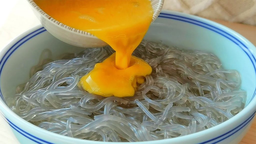 【小穎美食】粉條裡打3個雞蛋,這樣做太好吃了,一周吃6次都不膩,營養解饞