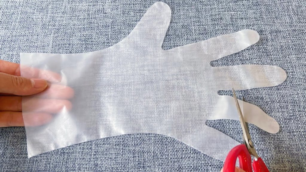 把一次性手套剪一剪,出差旅行帶著太方便了,全家都誇好,朋友見了紛紛學, Gloves Life Hacks UNBELIEVABLE