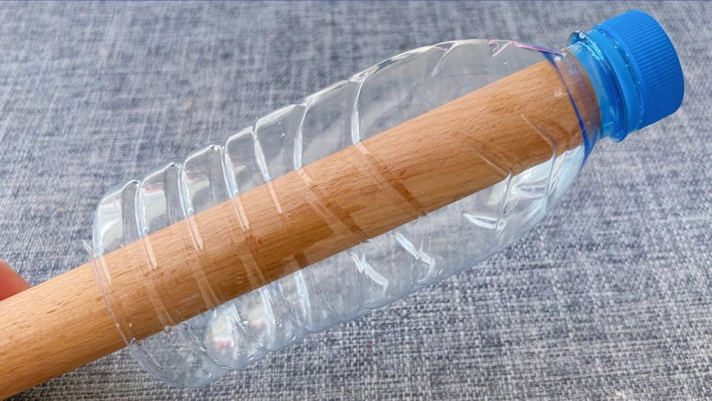 今天才知道,把擀麵杖放進塑料瓶里,放在廚房中太實用了,學會全家都誇你聰明 ,Put a rolling pin in a plastic bottle, so practical, smart