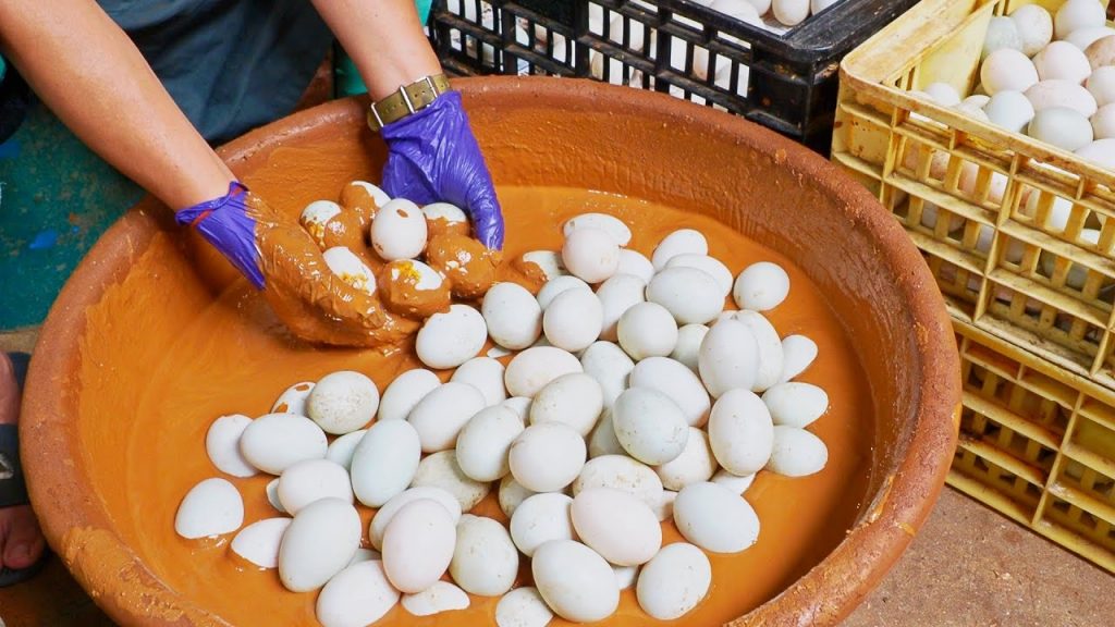 Amazing!How Salted Duck Egg Yolks Are Made with Red Mud / 古法製作!紅土鹹蛋黃製作, 鹹蛋達人 – 台灣美食