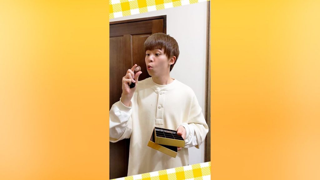 掉在地上的食物,給不知道的哥哥吃My brother ate the sweet without knowing it was dropped on the floor【黃氏兄弟】#shorts