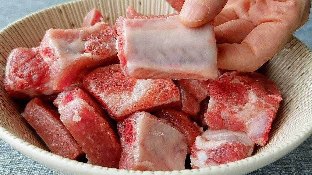 【小穎美食】排骨切記不要直接焯水,多加這2步,軟爛入味不腥不柴,鮮嫩多汁