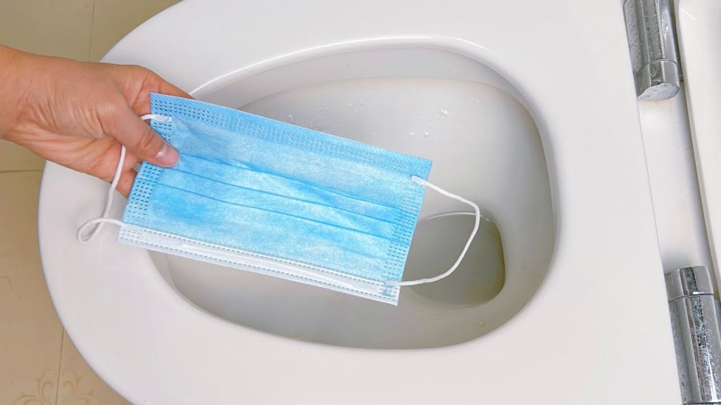 在馬桶里放一個口罩,半年不刷也不髒不臭,太聰明瞭,快回家試試吧 ! ,GENIUS THAT way you have NEVER used your Face Mask before